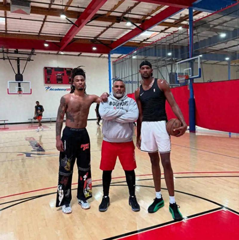 这是什么搭档?训练师分享卡斯尔与埃文-莫布利共同训练合影