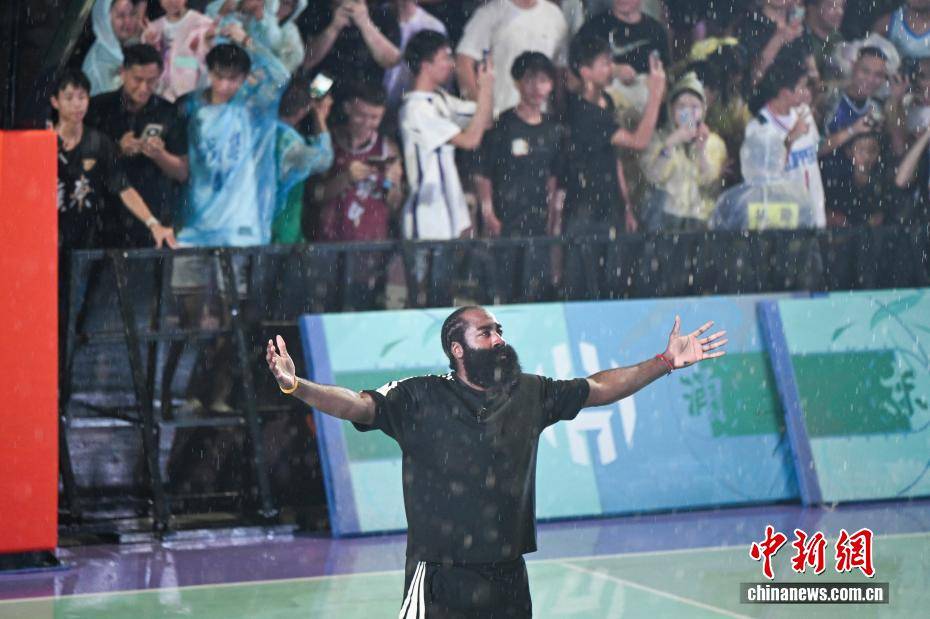 NBA球星詹姆斯·哈登现身广州南沙“区BA”赛场