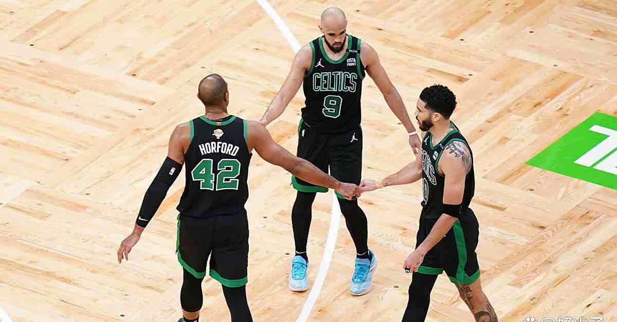 波士顿凯尔特人队塔图姆向勇士新援霍福德致敬