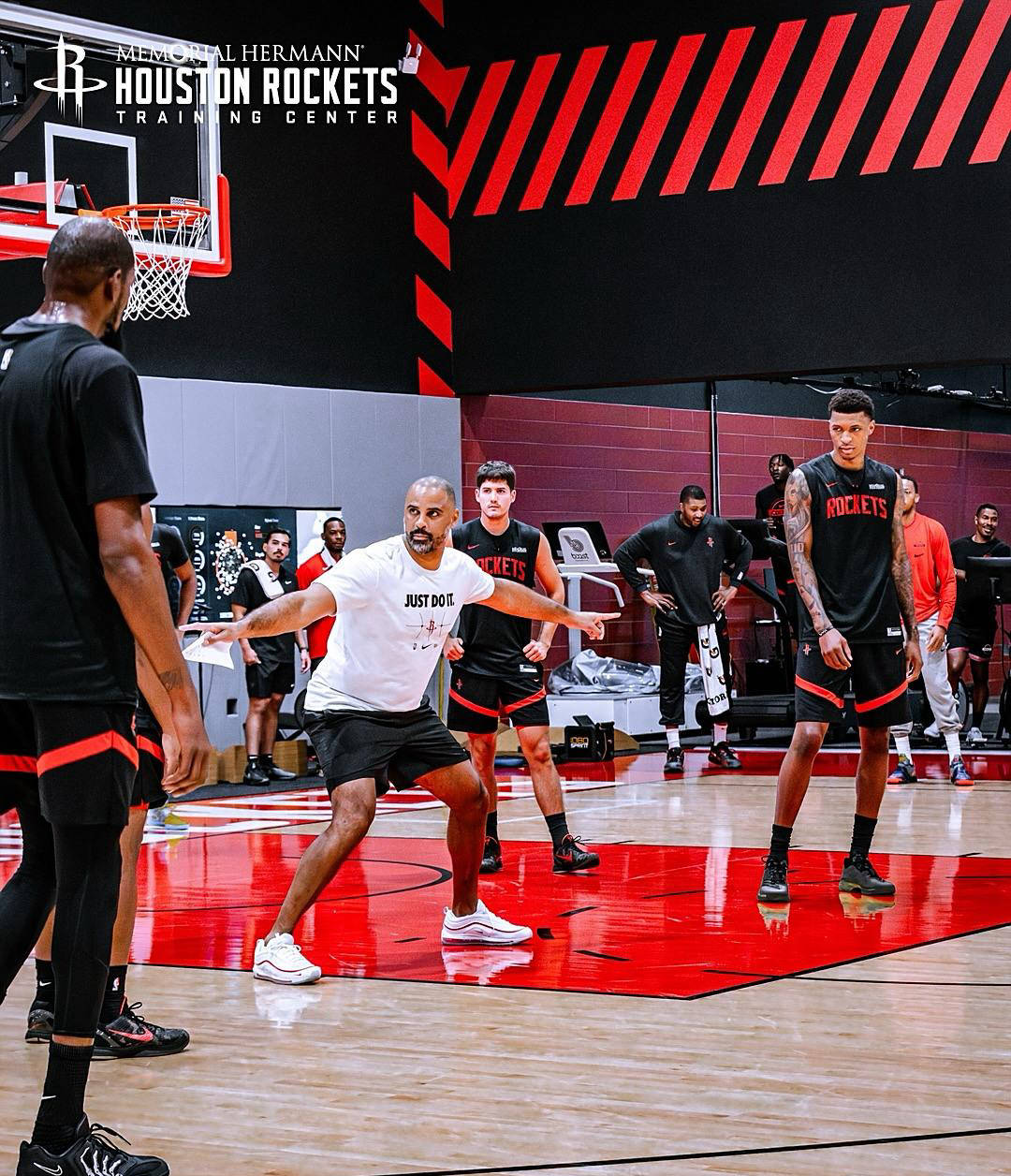 火箭训练赛场激烈对抗,申京隔扣亚当斯,小史密斯暴扣两人