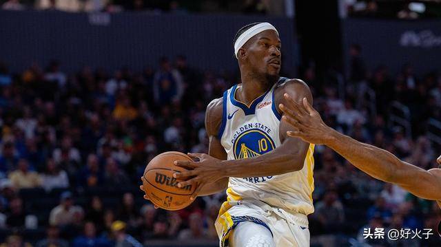 搞笑,勇士吉米·巴特勒用他那标志性的微笑滑稽地纠正记者错误