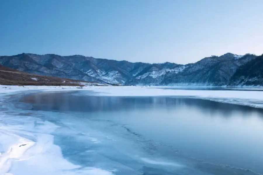 校园篮球三分大赛举行,选手精准投篮